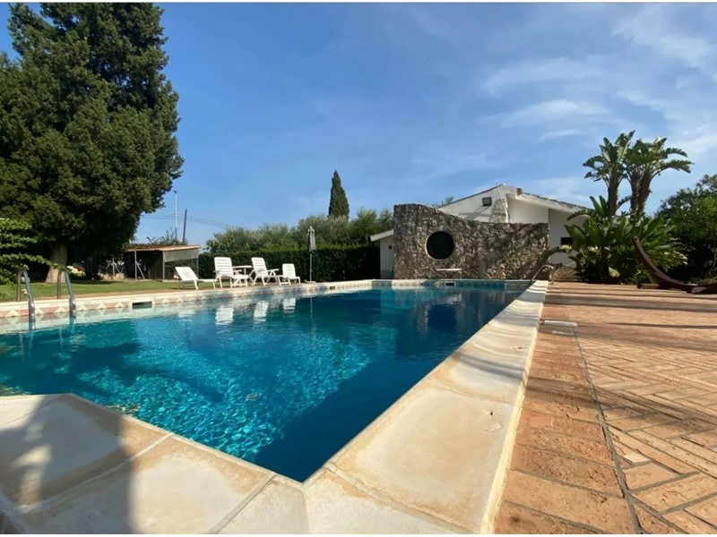 Villa in Vendita a Siracusa, zona Belvedere-Tremilia-CittÃ  Giardino, 690'000&euro;, 300 m², con Box