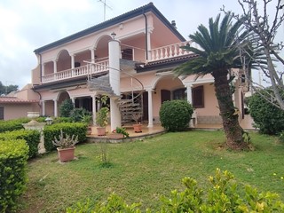 Villa in Vendita a Siracusa, zona Villaggio Miano-Epipoli, 500'000&euro;, 250 m², con Box