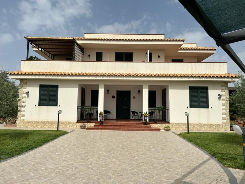 Villa in Vendita a Noto, zona Lido di Noto, 620'000€, 380 m²