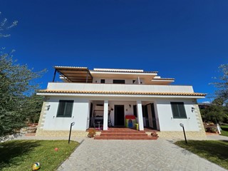 Villa in Vendita a Noto, zona Lido di Noto, 620'000€, 380 m²
