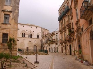 Immobile commerciale in Vendita a Siracusa, zona Ortigia-Umberto, 1'500'000&euro;, 500 m²