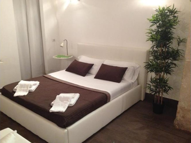 Casa Indipendente in Vendita a Siracusa, zona Ortigia-Umberto, 330'000&euro;, 150 m², arredato