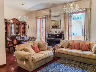 Trilocale in Vendita a Siracusa, zona Ortigia-Umberto, 430'000&euro;, 145 m²