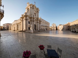Bilocale in Affitto a Siracusa, zona Ortigia-Umberto, 1'200€, 110 m²