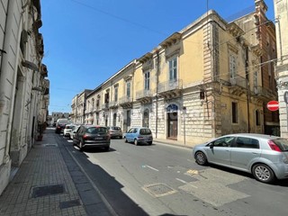 Immobile commerciale in Vendita a Siracusa, zona Adda-Gelone, 260'000&euro;, 400 m²