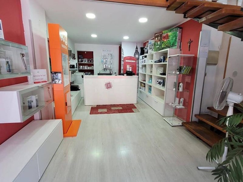 Immobile commerciale in Vendita a Canicattini Bagni, 75'000€, 50 m²