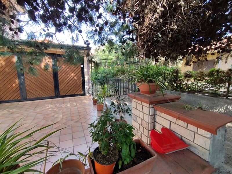 Villa in Vendita a Siracusa, zona Belvedere-Tremilia-CittÃ  Giardino, 195'000&euro;, 200 m², con Box
