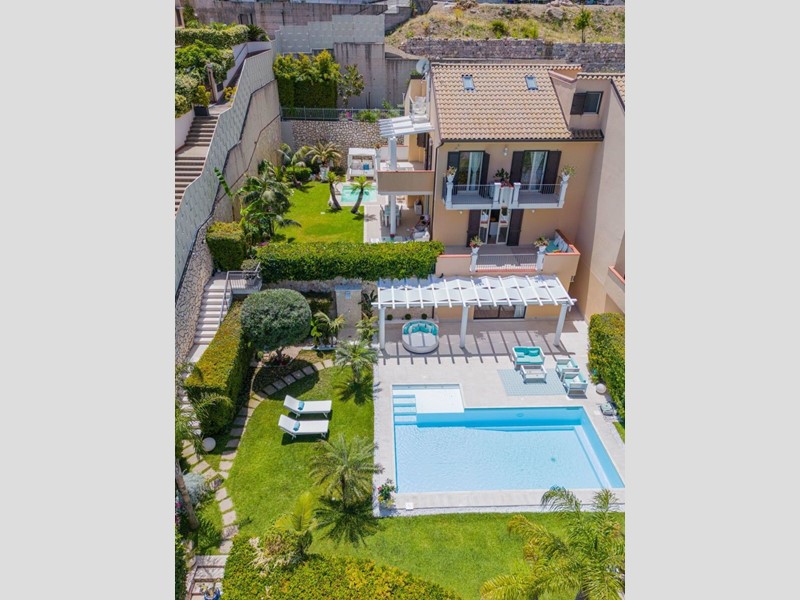 Villa in Vendita a Taormina, 1'100'000€, 250 m², arredato