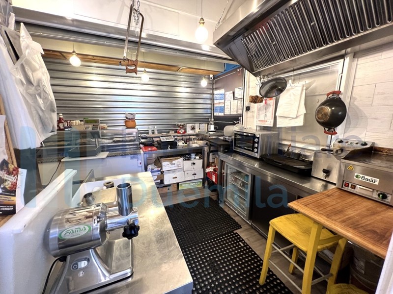 Attività commerciale in Vendita a Bologna, 60'000€, 16 m²