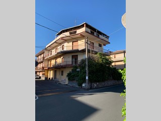 Casa Indipendente in Vendita a Mascalucia, 460'000€, 400 m², con Box