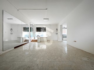 Immobile commerciale in Vendita a Jesi, zona ZONA 1B, 49'000€, 60 m²