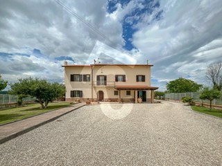 Casa Indipendente in Vendita a Jesi, zona ZONA 7, 495'000€, 651 m²