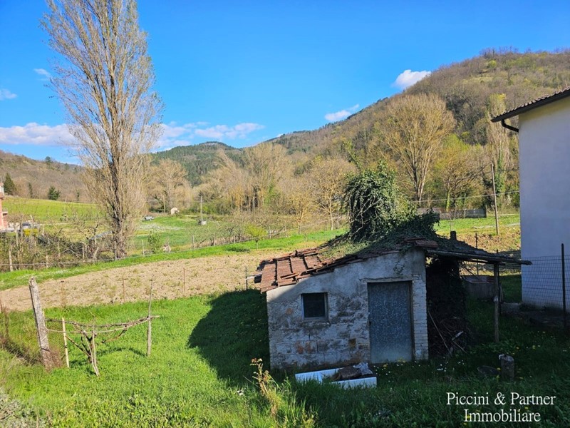 Casa Semi Indipendente in Vendita a Gubbio, zona Camporeggiano, 65'000&euro;, 102 m², con Box