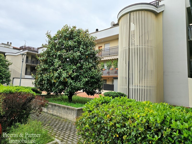 Appartamento in Vendita a Perugia, zona Strozzacapponi, 130'000&euro;, 113 m², con Box