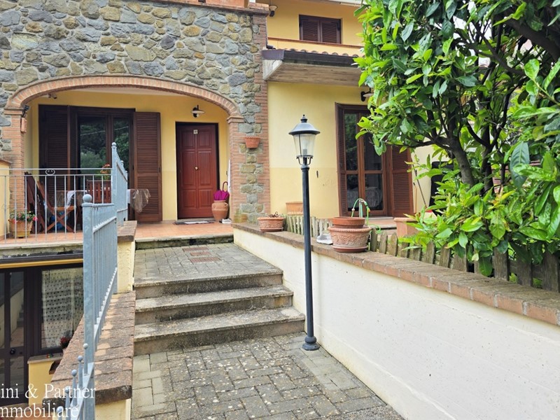 Casa Semi Indipendente in Vendita a Tuoro sul Trasimeno, 145'000€, 105 m², con Box