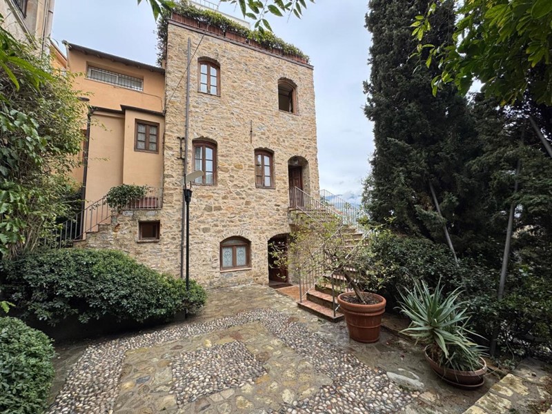 Casa Indipendente in Vendita a Sanremo, zona Coldirodi, 790'000€, 530 m², arredato, con Box