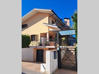 Casa Semi Indipendente in Vendita a Treglio, 245'000€, 210 m², con Box