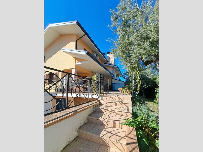 Casa Semi Indipendente in Vendita a Treglio, 245'000€, 210 m², con Box