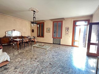 Casa Semi Indipendente in Vendita a Montebello Vicentino, 155'000€, 300 m², arredato