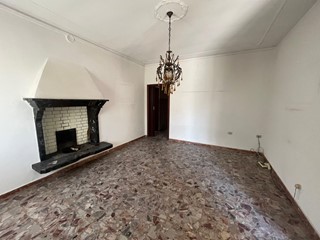 Casa Indipendente in Vendita a Soave, zona Castelletto, 280'000€, 1500 m²