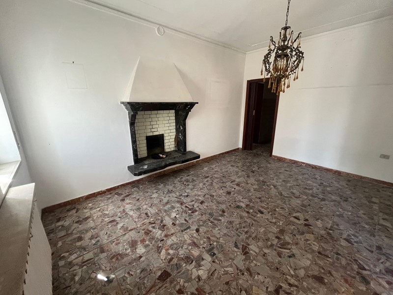 Casa Indipendente in Vendita a Soave, zona Castelletto, 280'000€, 1500 m²