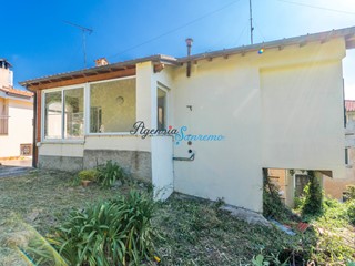 Casa Indipendente in Vendita a Sanremo, zona Verezzo, 118'000€, 68 m²