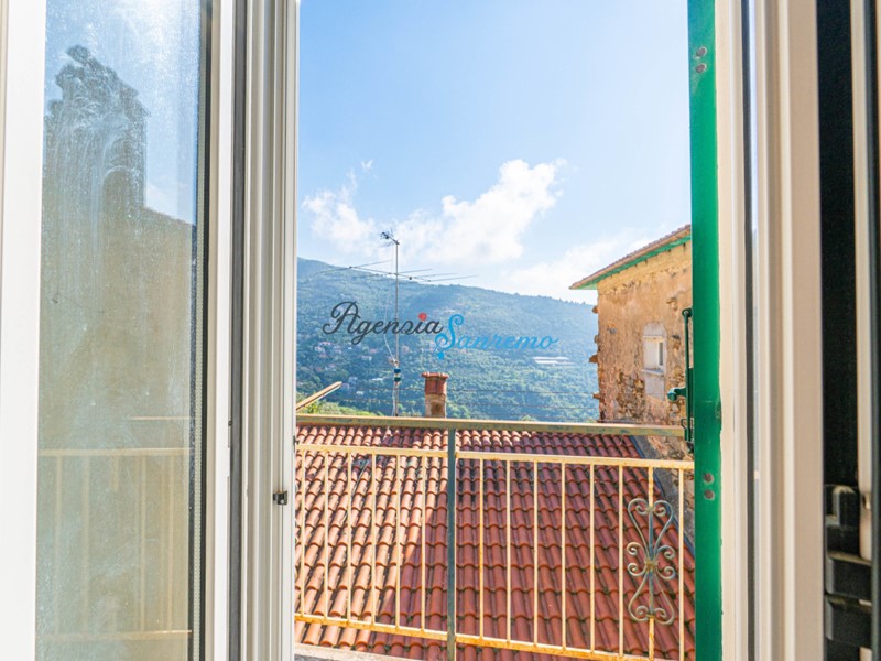 Casa Indipendente in Vendita a Sanremo, zona Verezzo, 118'000€, 68 m²