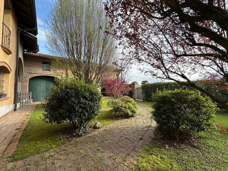 Casa Indipendente in Vendita a Cadeo, 250 m², con Box