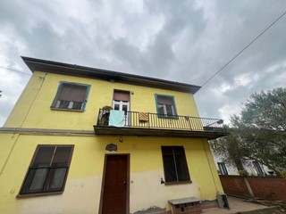 Trilocale in Vendita a Cortemaggiore, 73'000€, 85 m², con Box