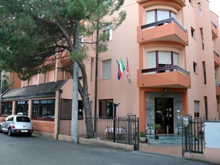 Attività commerciale in Vendita a Rimini, 680'000€, 1000 m², arredato