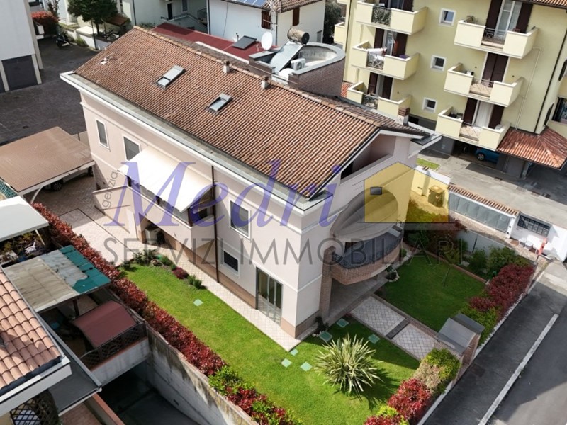 Villa in Vendita a Cesena, zona Ippodromo, 715'000€, 290 m², con Box