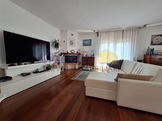Villa in Vendita a Cesena, zona Ippodromo, 715'000€, 290 m², con Box