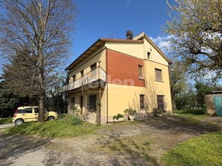Casa Indipendente in Vendita a Castelfranco Emilia, zona Piumazzo, 350'000€, 415 m², con Box