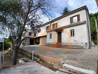 Casa Indipendente in Vendita a Altare, 270'000€, 250 m², con Box
