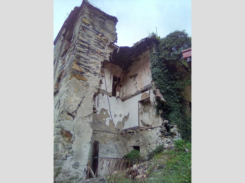 Appartamento in Vendita a Ne, zona Conscenti, 30'000€, 218 m²