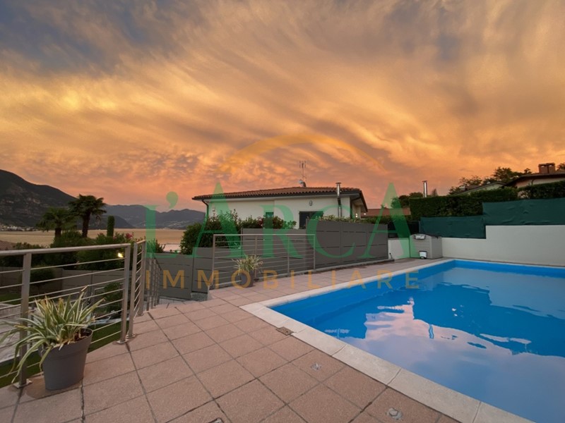 Villa in Vendita a Iseo, 880'000€, 452 m², con Box