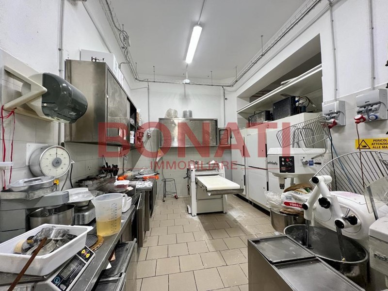 Immobile commerciale in Affitto a La Spezia, zona Centro, 3'000&euro;, 210 m²