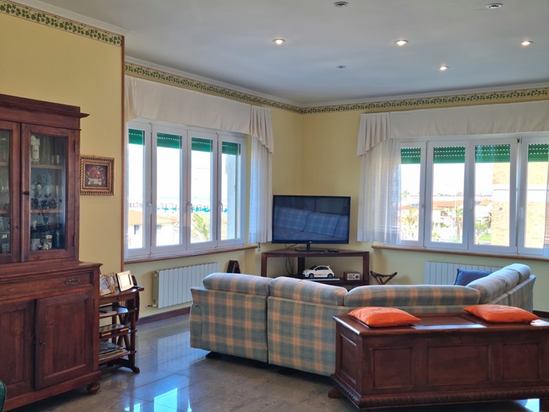 Appartamento in Vendita a Camaiore, zona Lido di Camaiore, 990'000&euro;, 145 m², con Box