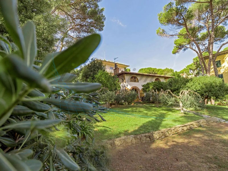 Casa Indipendente in Vendita a Rosignano Marittimo, zona Castiglioncello, 270 m², con Box