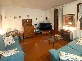 Casa Indipendente in Vendita a Prato, zona Galciana, 349'000€, 175 m², con Box