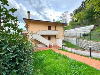 Quadrilocale in Vendita a Vernio, zona Mercatale, 100 m², con Box