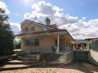 Casa Indipendente in Vendita a Rivarossa, 420'000€, 300 m²