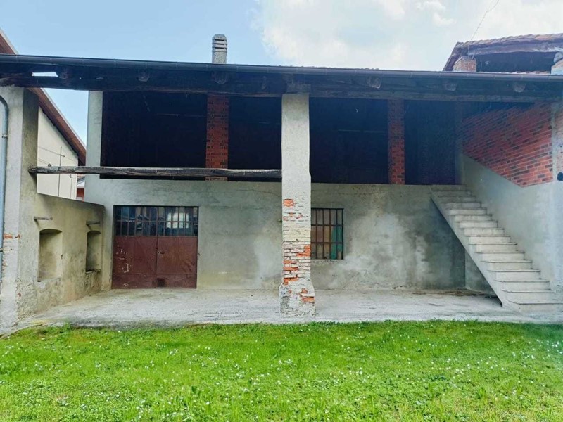 Capannone in Vendita a Front, 10'000€, 150 m²
