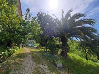 Casa Indipendente in Vendita a Amelia, 155'000€, 274 m², con Box