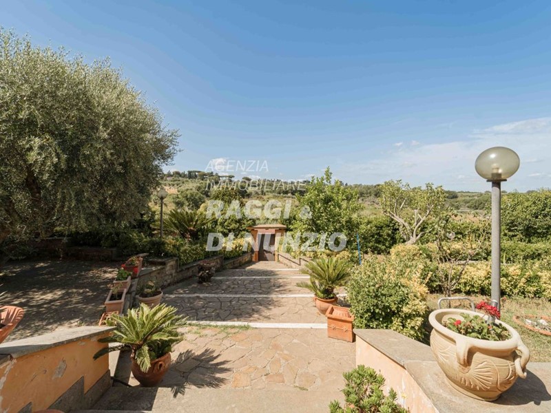 Villa in Vendita a Frascati, 549'000&euro;, 300 m², con Box