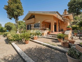 Villa in Vendita a Frascati, 549'000&euro;, 300 m², con Box