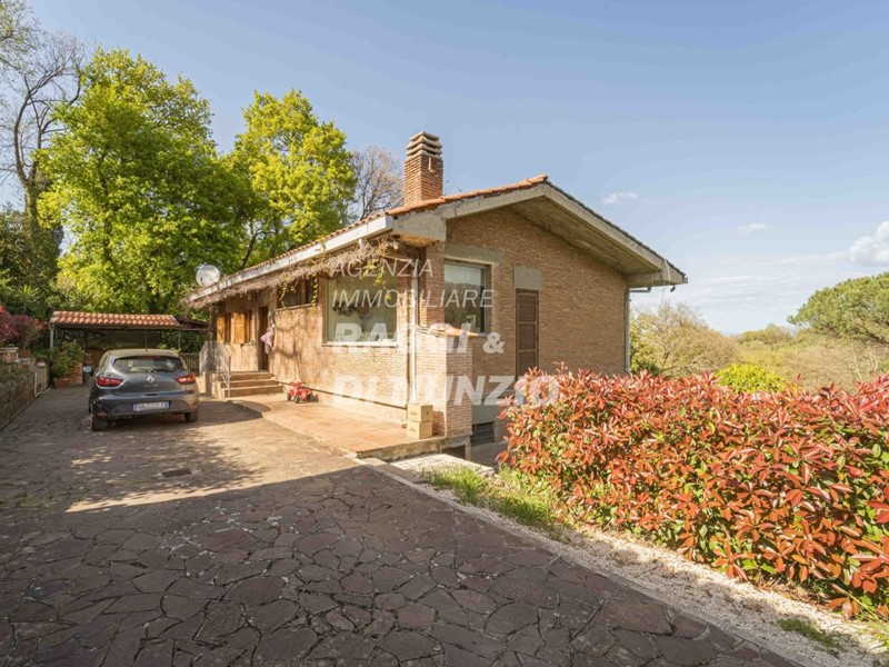 Villa in Vendita a Monte Porzio Catone, 635'000€, 190 m², con Box