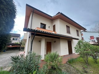 Casa Indipendente in Vendita a Crevalcore, 369'000€, 235 m², con Box