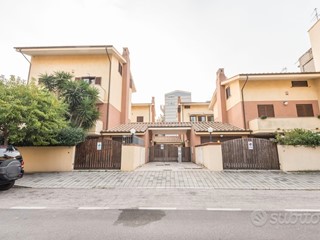 Casa Indipendente in Vendita a Pescara, 669'000&euro;, 320 m², con Box