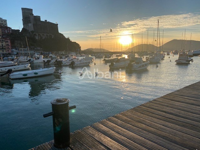 Attività commerciale in Affitto a Lerici, zona Lerici Comune, 1'150€, 30 m²